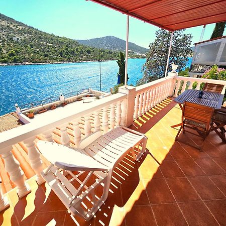 Apartments Carmen Vinišće Zewnętrze zdjęcie
