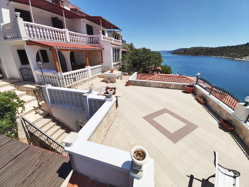 Apartments Carmen Vinišće Zewnętrze zdjęcie