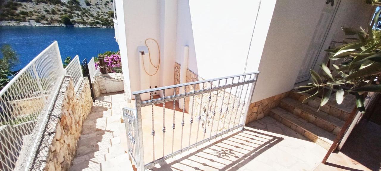 Apartments Carmen Vinišće Zewnętrze zdjęcie