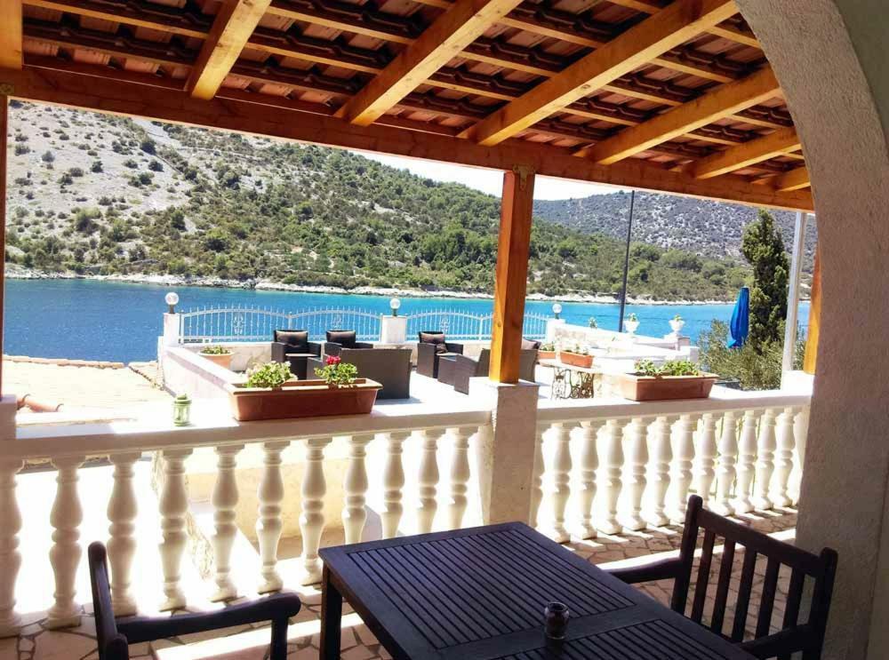 Apartments Carmen Vinišće Zewnętrze zdjęcie