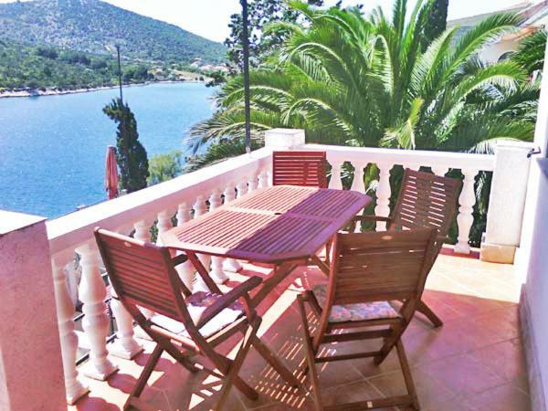 Apartments Carmen Vinišće Zewnętrze zdjęcie