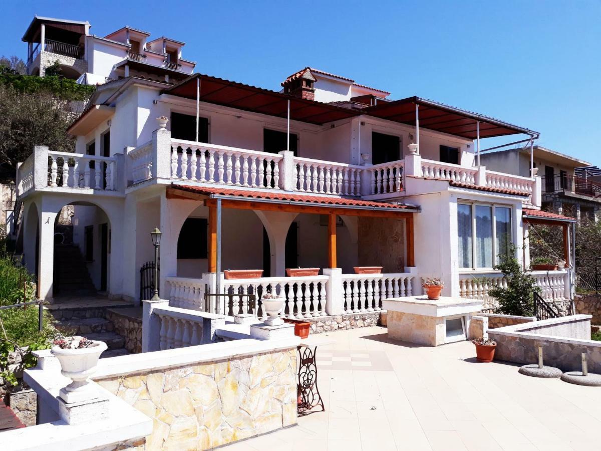 Apartments Carmen Vinišće Zewnętrze zdjęcie